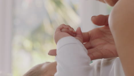 madre feliz cuidando al bebé en casa madre amorosa cuidando al niño calmando suavemente a su hijo disfrutando de la maternidad