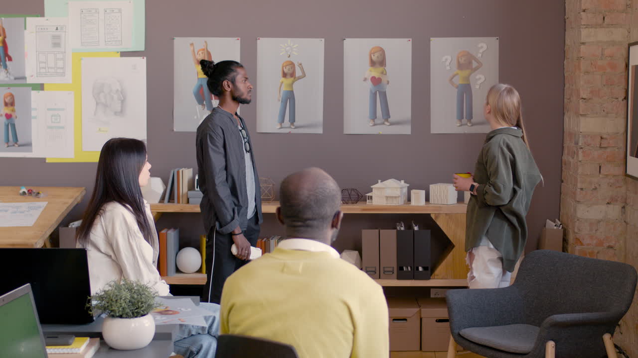 애니메이션 스튜디오 2에서 팀 회의 및 브레인스토밍을 하는 다민족 그래픽 디자이너 그룹