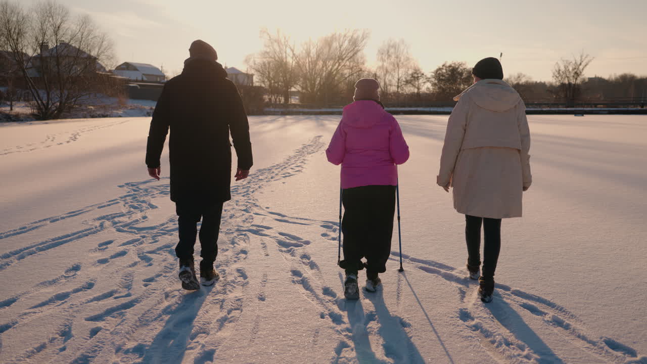 겨울 에 얼어붙은 호수 를 고 있는 사람 들