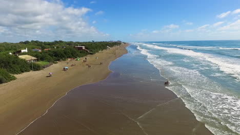 vista aérea de la playa de arena mar de ajo y el océano atlántico, costa argentina