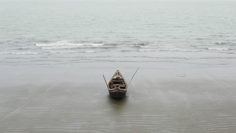 Barco-De-Pesca-Solitario,-Barco-De-Pesca-Tradicional-De-Madera,-Playa-De-Kuakata,-Bangladesh,-Bahía-De-Bengala