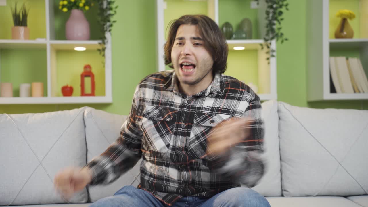 신경 ⁇ 약에 걸린 남자는 소리를 지르고, 화를 내고, 폭력에 취약합니다.