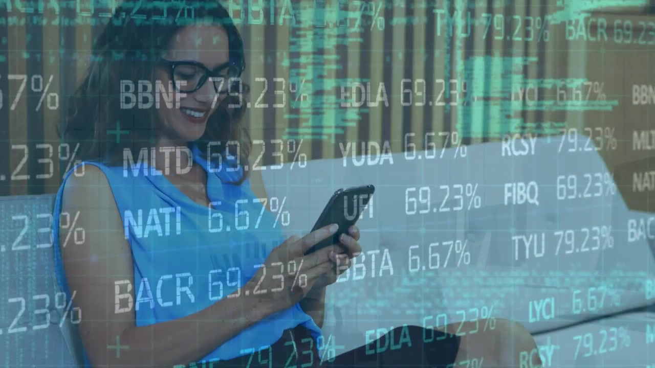 Animação de processamento de dados do mercado de ações sobre empresária caucasiana usando smartphone