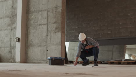 trabajador mirando papeles en el suelo