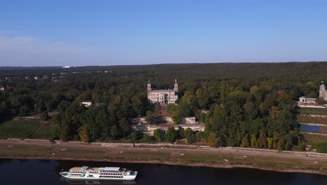 un lujoso crucero un majestuoso castillo junto a un río tranquilo