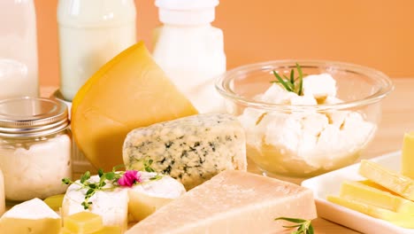 productos lácteos variados dispuestos en una mesa