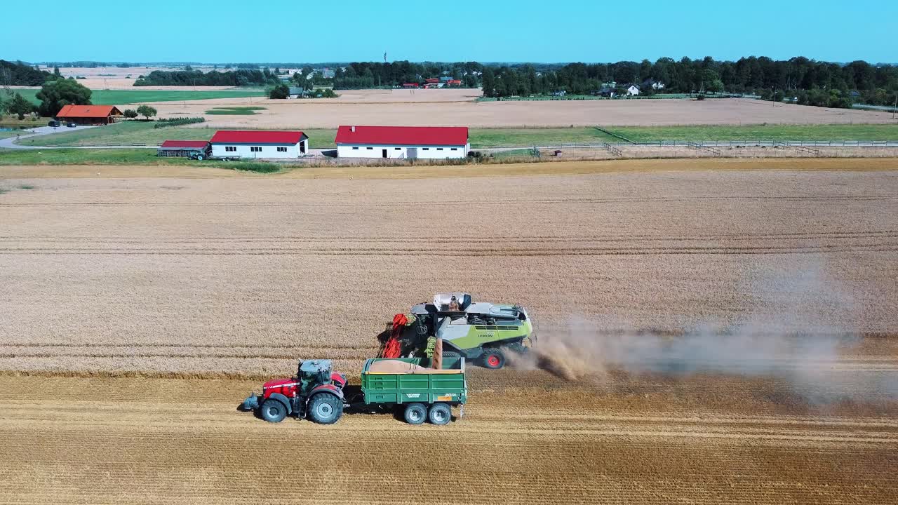 снимок с воздуха комбайна, загружающего зерна кукурузы в тракторный прицеп-4