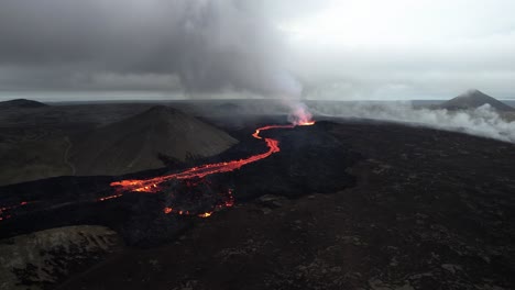 Toma-De-Drones-En-ángulo-Alto-En-Sentido-Contrario-A-Las-Agujas-Del-Reloj-Del-Volcán-Litli-Hrutur-En-Islandia-Con-Niebla-Y-Humo