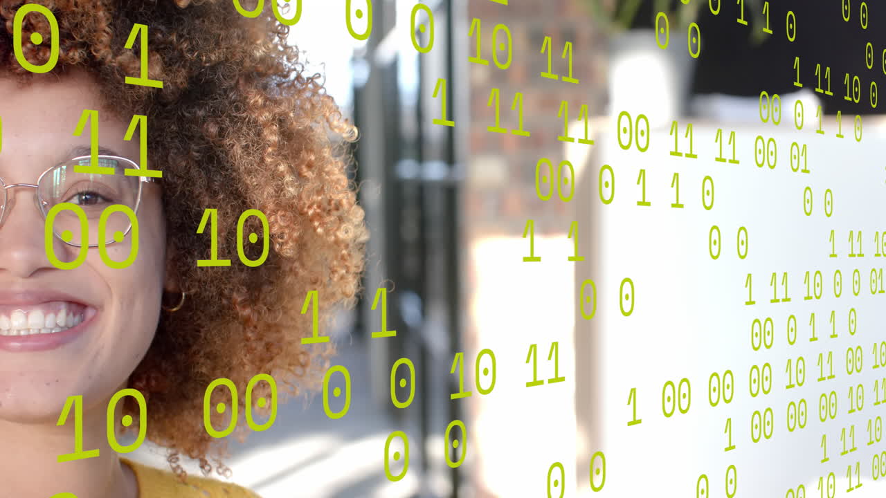 procesamiento de datos binarios más de la mitad retrato de feliz mujer de negocios biracial casual en la oficina