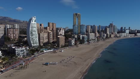 una buena visión general del paisaje urbano de benidorm con los típicos rascacielos intempo y delfin en el mar mediterráneo español