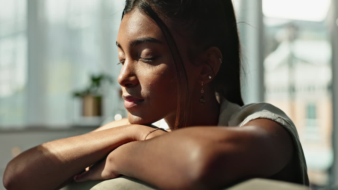 Mulher, triste e pensando na vida