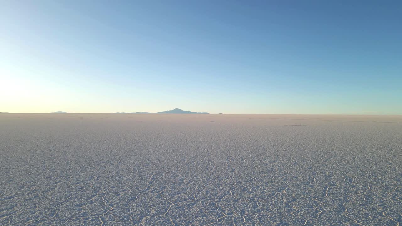 Memulai perjalanan drone melayang cepat di atas gurun Uyuni di Bolivia