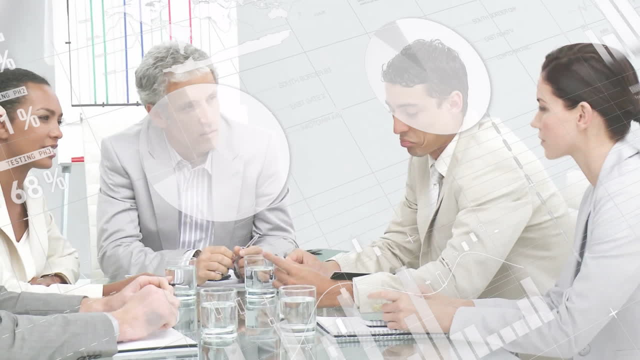 사무실에서 다양한 사업가들에 대한 금융 데이터 처리의 활성화