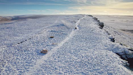 Filmische-Dramatische-Englische-Winter-Luftdrohnen-Moorland-Luftszene