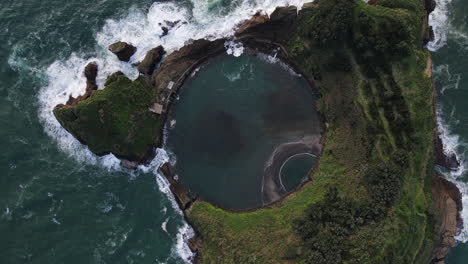 vista aérea de arriba hacia abajo de la vila franca do campo en los archipiélagos de las azores