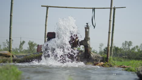 Wasserspülung-Aus-Einer-Wasserpumpe-In-Einem-Reisfeld-–-Reisfeld-Wasserpumpe-Läuft-–-Wasser-In-Ein-Reisfeld-Pumpen-–-Bangladeschische-Landwirtschaft,-4K-HD-422-10-Bit-Prores-Filmmaterial