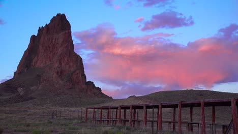 Erstaunliche-Zeitraffer-Von-Wolken,-Die-Sich-über-Einen-Berggipfel-In-Der-Nähe-Des-Monument-Valley-Bewegen-1