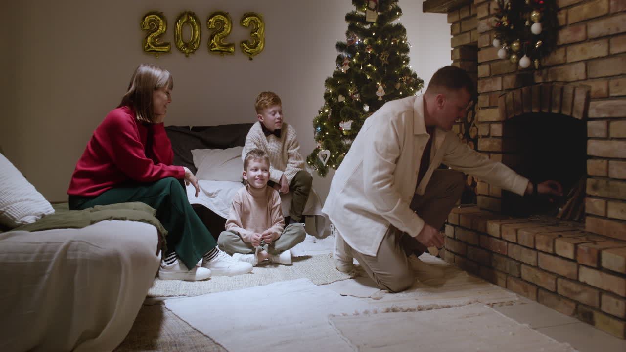 거실에서 새해 전날 축제.