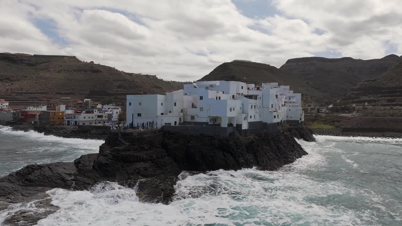 vista de hermosos edificios antiguos en la bahía de playa de amadores en la isla de gran canaria en españa