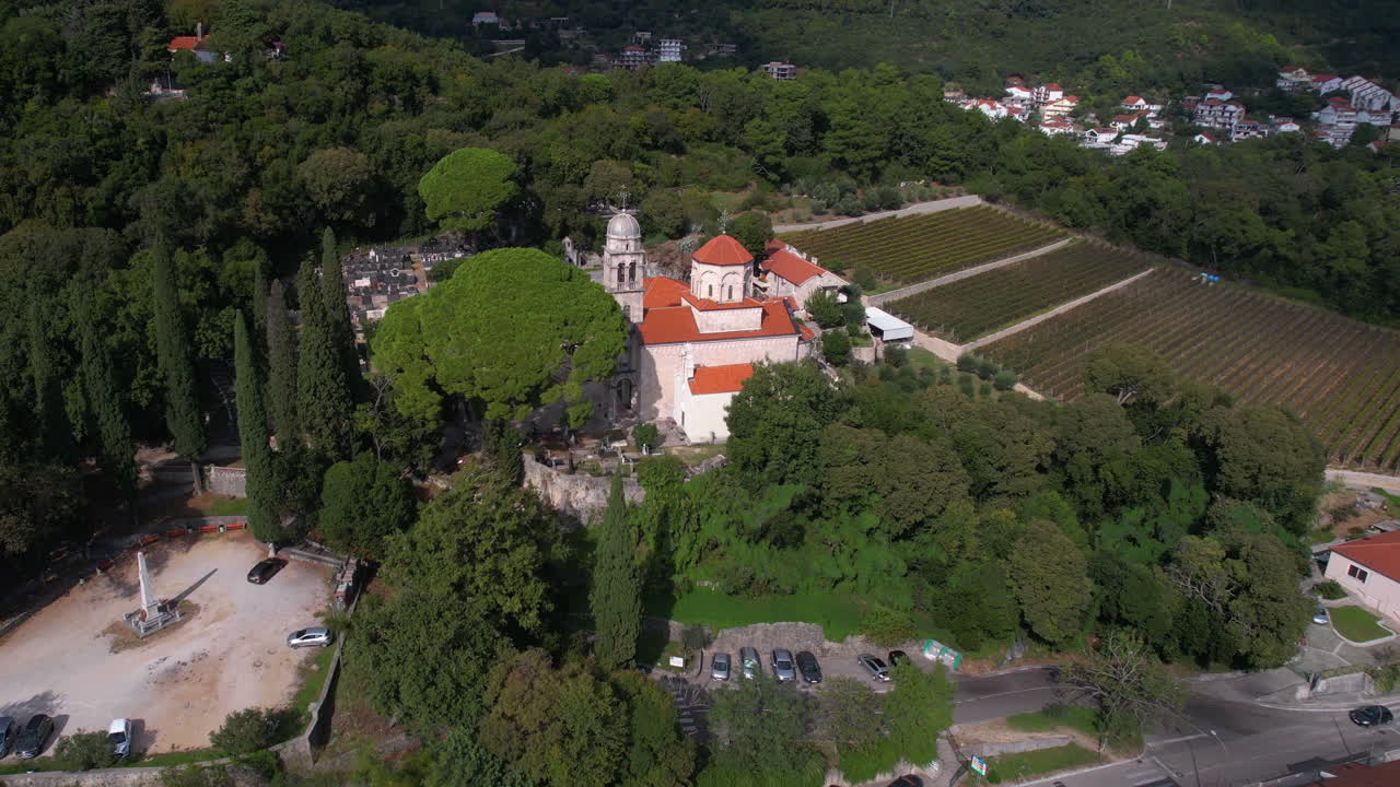 vista aérea del monasterio y el viñedo de savina, punto de referencia de herceg novi montenegro