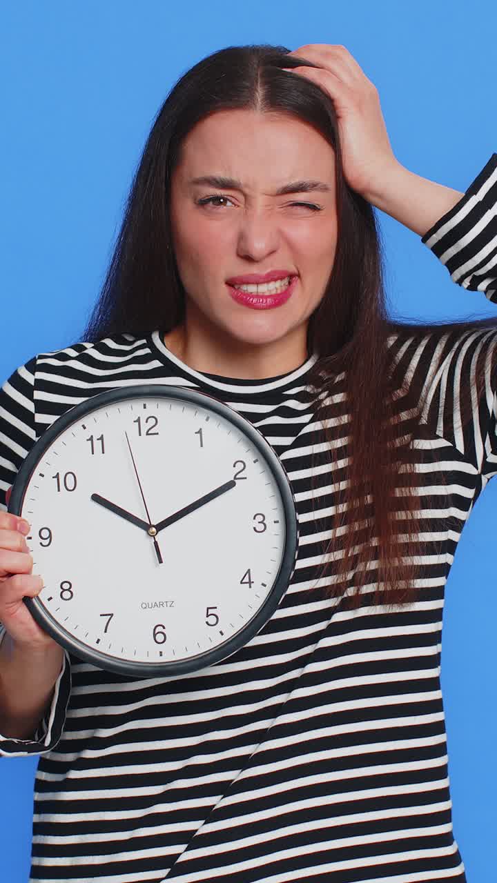 Donna caucasica in ansia che controlla l'ora sull'orologio, in ritardo per il lavoro a causa di una scadenza imminente