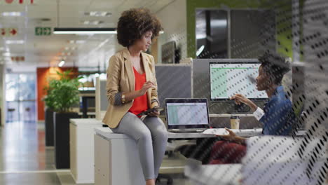 animación del procesamiento de datos financieros sobre diversas personas de negocios en la oficina