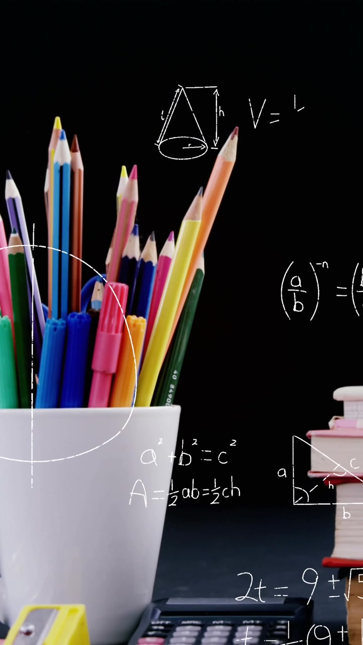 Equazioni matematiche fluttuanti, su uno sfondo di una mela su una pila di libri e un portapenne