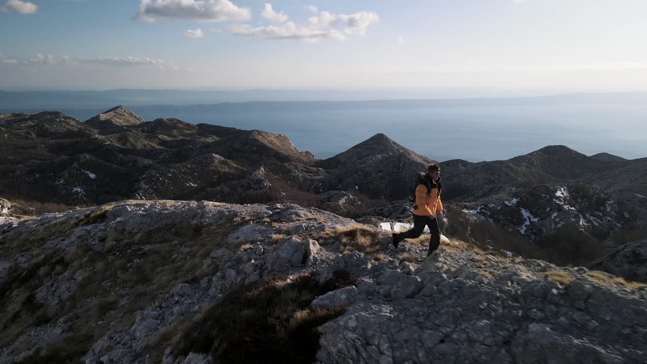 hombre corre en la cima de una montaña rocosa, sveti jure, park prirode biokovo