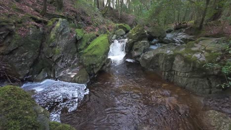 Wasserfall-In-Zeitlupe,-Der-In-Ein-Tiefes-Becken-Stürzt