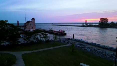 Drone-Descendiendo-Sobre-Un-área-De-Lago-Con-Una-Puesta-De-Sol-Ventosa