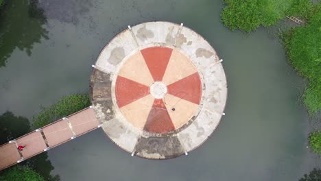plataforma circular en un lago con puente