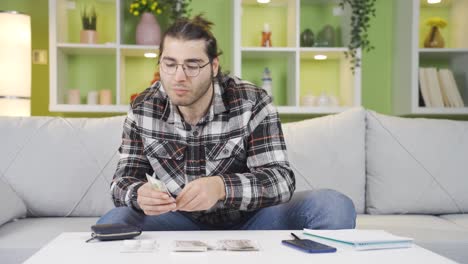 el hombre fracasado e incompetente está en quiebra y triste.