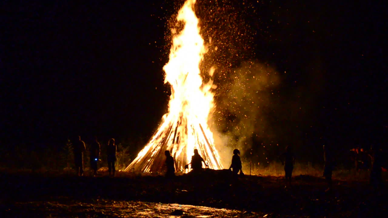 Fuego en un claro. Fuego para la festividad de Iván Kupala, julio, verano, Ucrania.