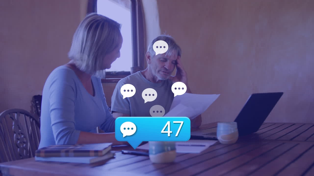 animación de iconos de los medios sobre una pareja caucásica mayor usando una computadora portátil