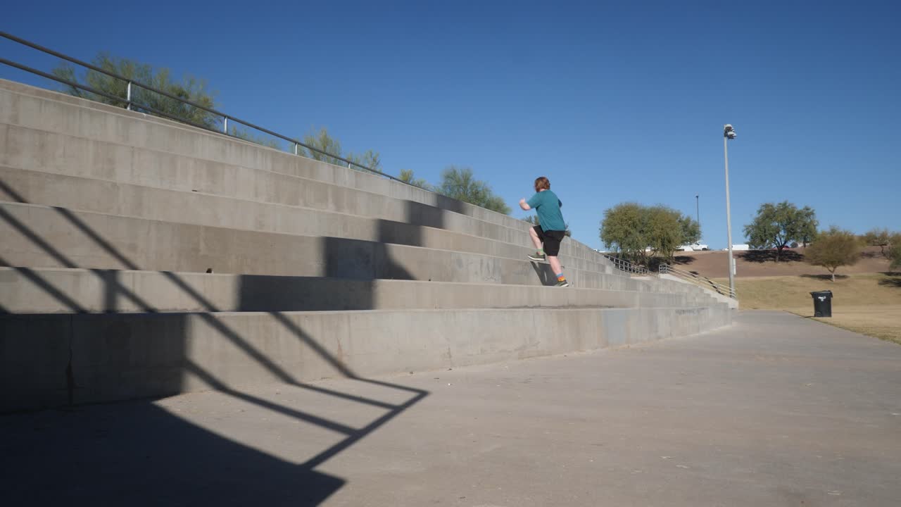 un hombre gordo de pelo rojo subiendo escalones de cemento.