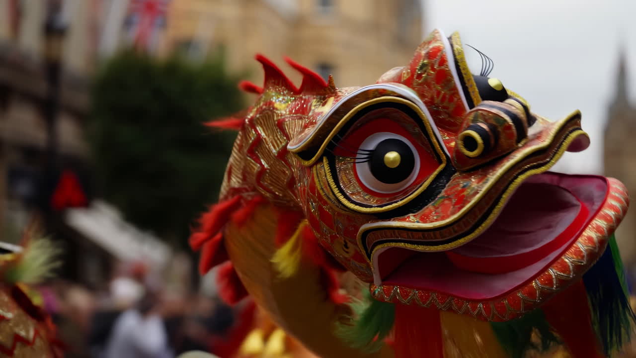 Testa di drago cinese vivace in movimento durante una parata culturale