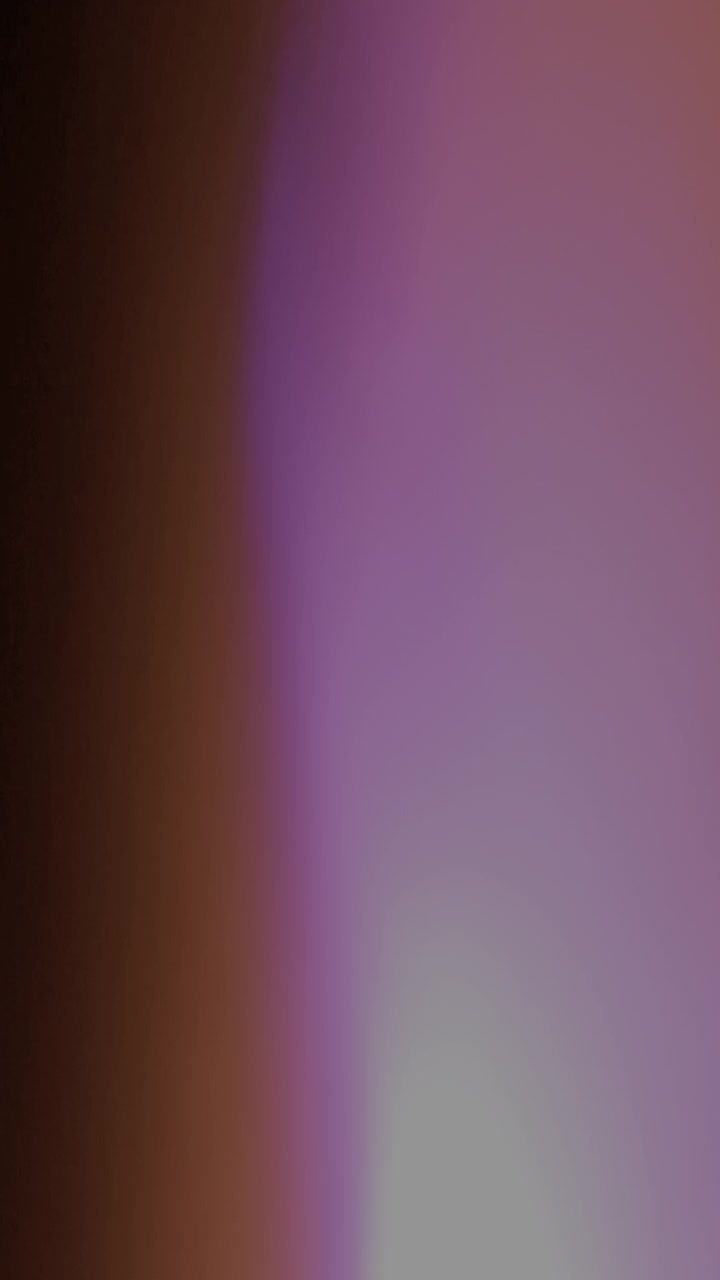 Transizione di luce astratta con sfumature viola e grigie