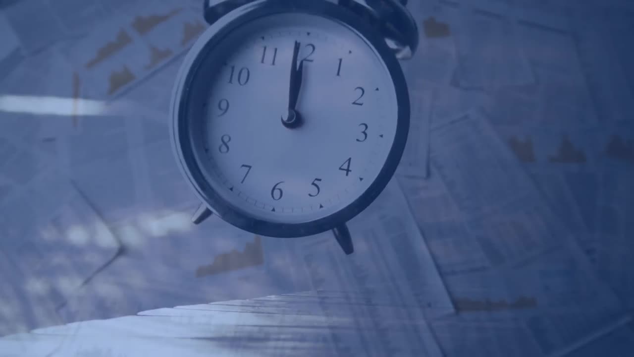 animación del reloj despertador sobre las personas que caminan por la calle