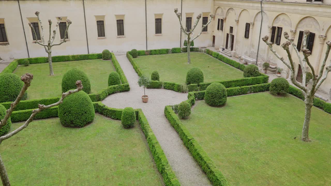 jardín verde en el palacio ducal, palacio ducal de mantua en mantua, lombardía, italia