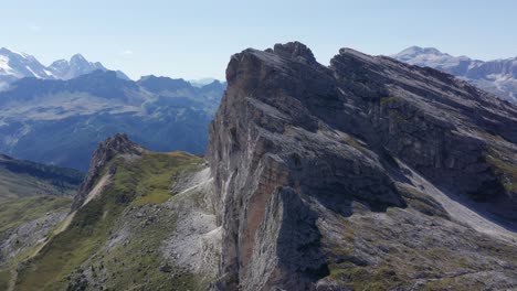 vista aérea de cerca del pico de la montaña en dolomitas, cresta de la montaña settsass