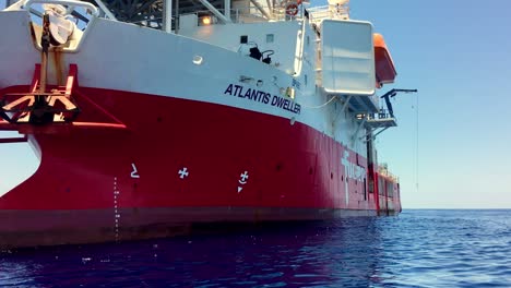 pasando por un gran barco en alta mar en el