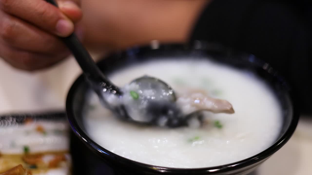 Menikmati semangkuk bubur nasi