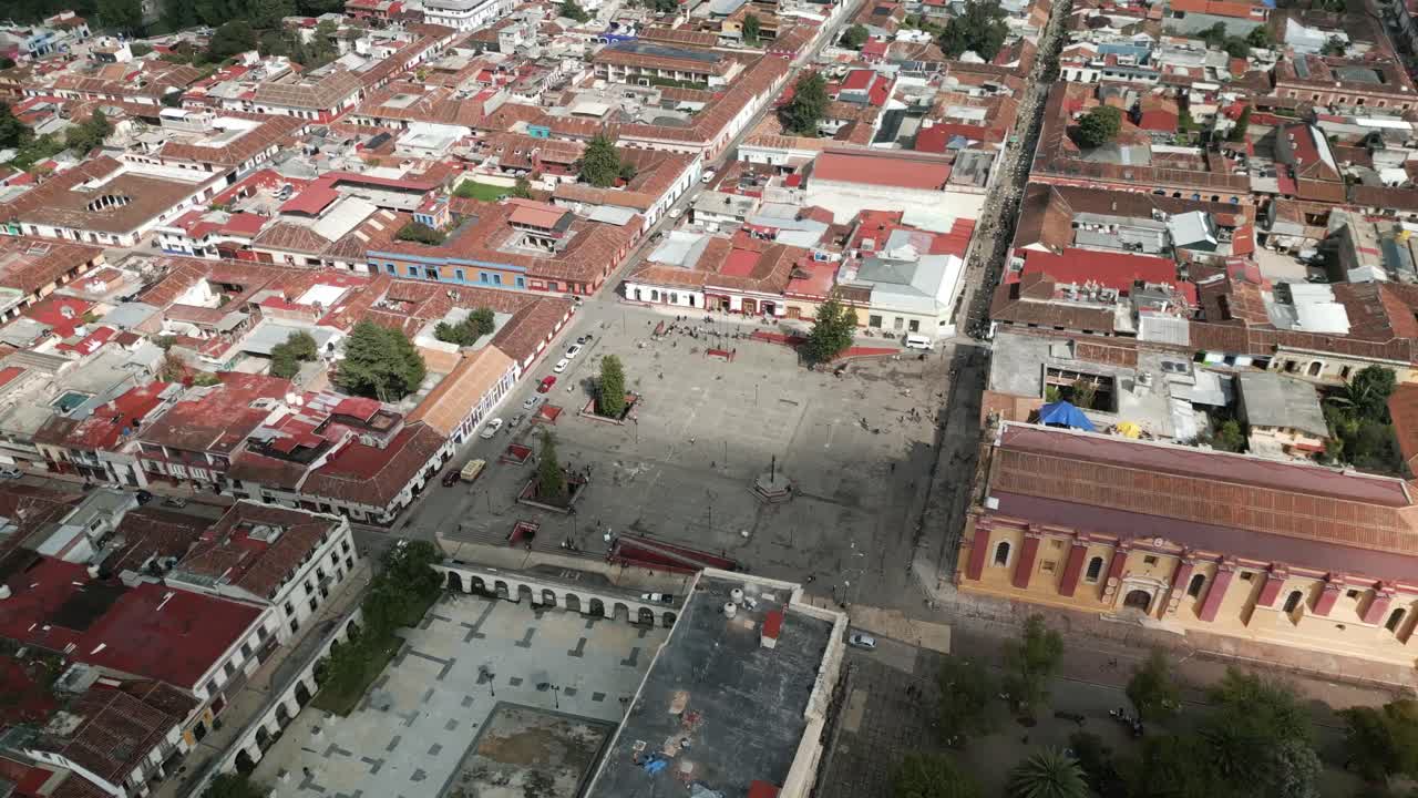 avión no tripulado panorámico vuela sobre san cristobal de las casas vecindario de mexico casas de azulejos rojos