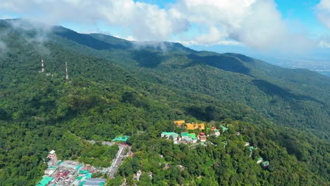 La-Mejor-Vista-Del-Templo-Budista-Del-Reino-De-Wat-Phra-That-Doi-Suthep-Lanna,-Bosque-Mixto-Caducifolio-perenne-Cubierto-De-Nubes,-Drone-Aéreo