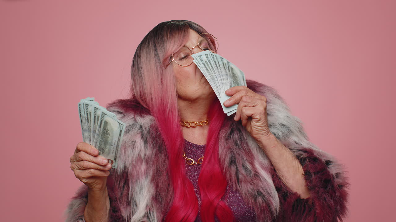 Donna felice che tiene in mano un ventaglio di banconote, celebra ballando, successo nella carriera, vincitrice della lotteria.