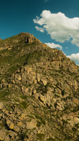 viejo pico de la montaña bajo el cielo nublado vista aérea. asombro gran cresta rocosa atrae al escalador extremo en las pintorescas tierras altas. hermosas laderas de las colinas