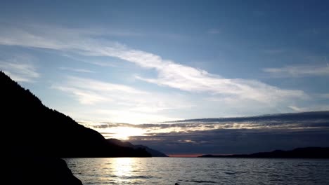 Zeitraffer-Eines-Sonnenuntergangs-Vom-Erholungsgebiet-Elk-Bay-Auf-Vancouver-Island