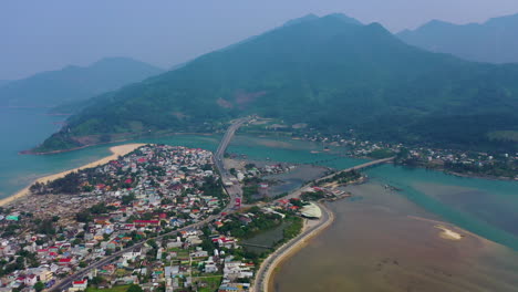 vista aérea volando sobre el pintoresco paisaje costero de hoi an, vietnam
