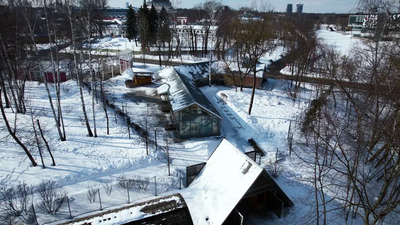 현대적 인 건물 들 이 있는 눈 인 공원