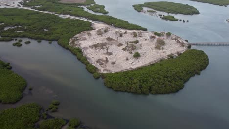 Cementerio-En-La-Île-De-Fadiouth,-Joal,-Senegal---Disparo-De-Un-Dron